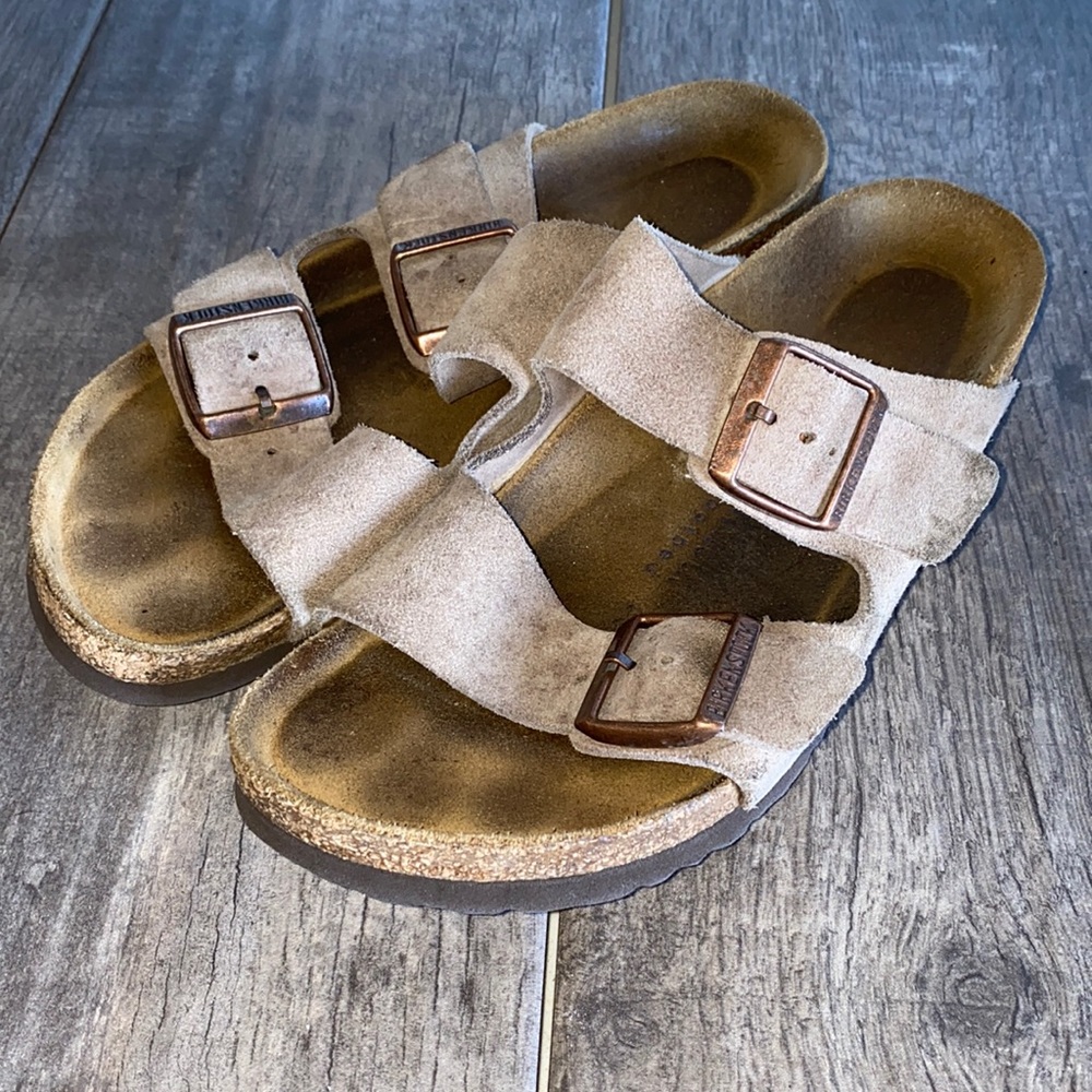 Women’s Birkenstock sandals size 7.5-8 check out pictures thanks 🙏